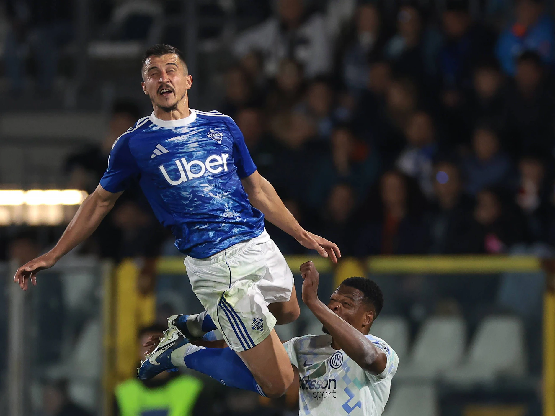 Hoch, höher, Kempf! Der Verteidiger überzeugt in der Serie A mit seiner enormen Sprungkraft. Como 1907 hat mir nur 28 Gegentoren die beste Abwehr in Italien.