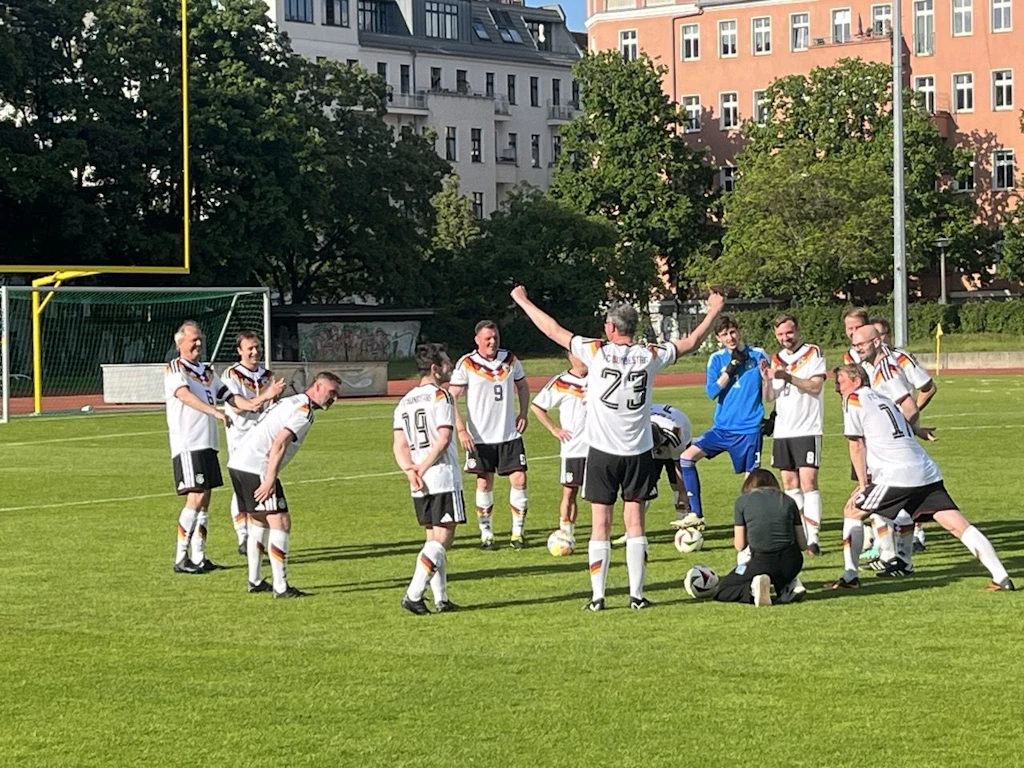 Tante Käthe und die kickenden Gesetzgeber: Litti bringt den FC Bundestag ins Stolpern