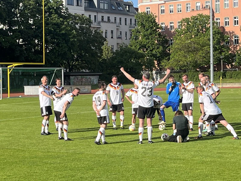 Tante Käthe und die kickenden Gesetzgeber: Litti bringt den FC Bundestag ins Stolpern