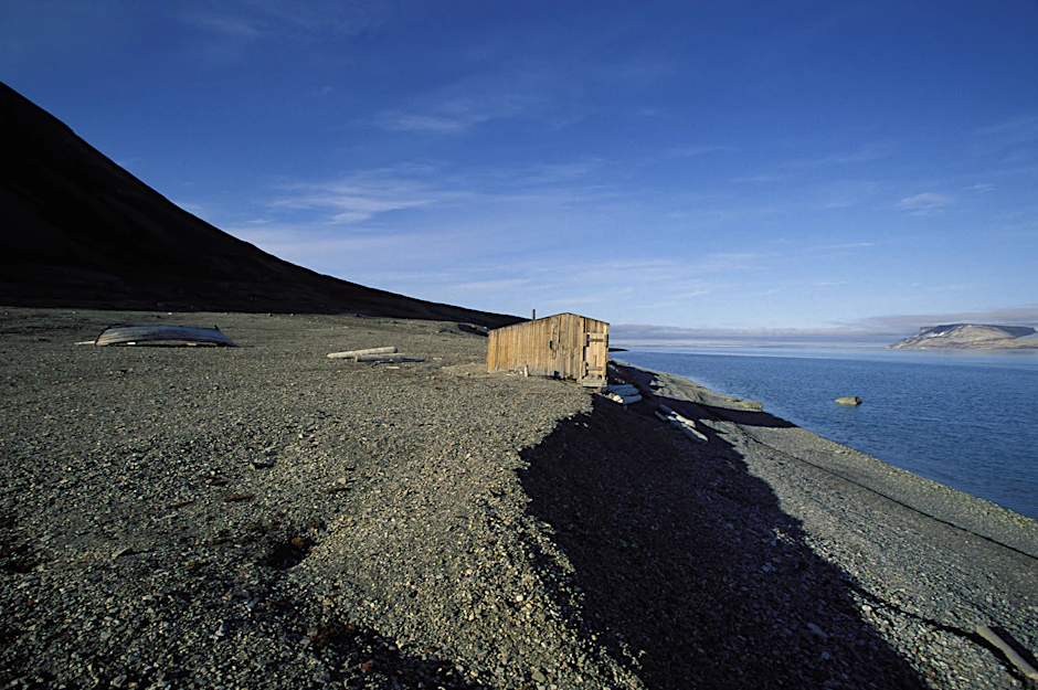 Historische Fangplätze und Hütten auf Svalbard gehören zum arktischen Kulturerbe.