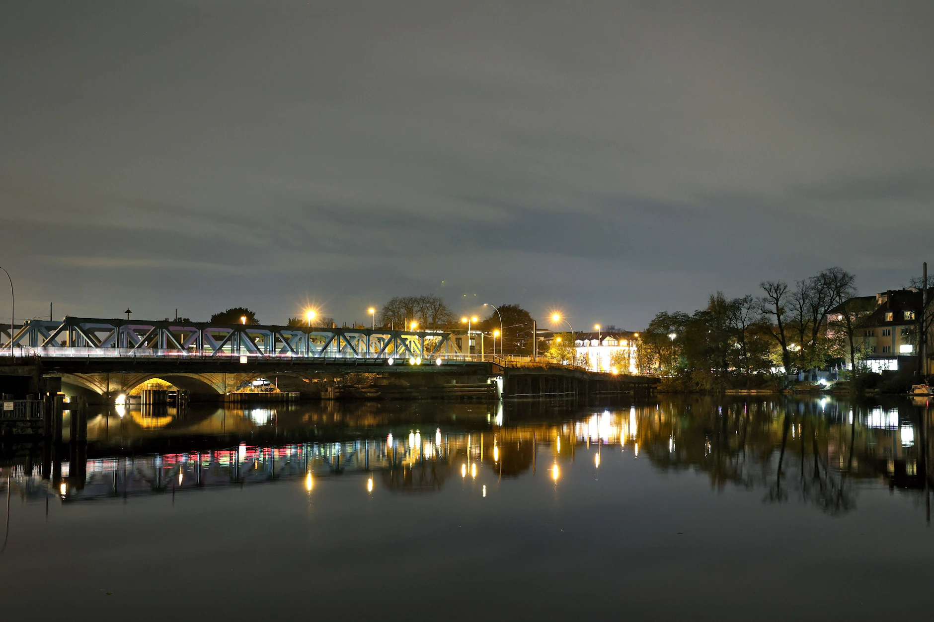 Blick auf die Lange Brücke in Köpenick bei Nacht. Wer genau hinhört, vernimmt vielleicht ein Seufzen?