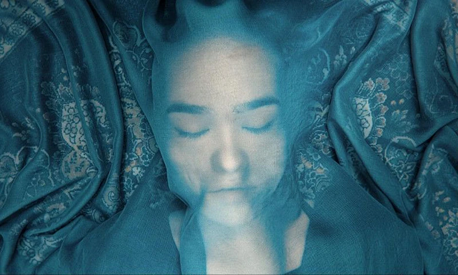 Filmstill aus „A Fox Under a Pink Moon“
