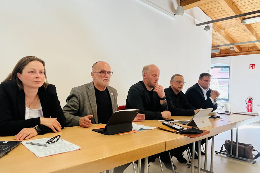 Kreisrätin Liebschner (BSW), Kreisrat Dantz (FW), der Kamenzer OB Preuß, sowie die Kreisräte Hechtberger (AfD) und Theile (Linke, v.l.n.r.) treten gemeinsam gegen die Schließung der Geburtenklinik an.
