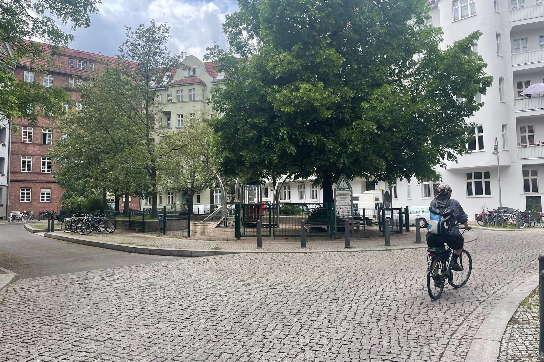 Wenn in dem Wendehammer geparkt wird, kommen Rettungsfahrzeuge und die Müllabfuhr nicht durch. 