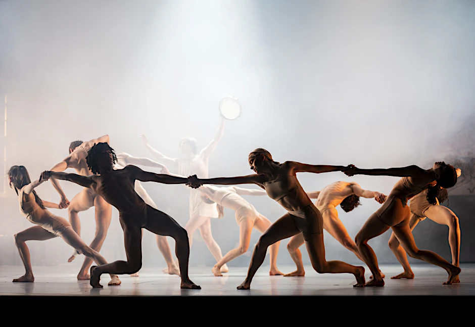 Gemeinsam unsichtbar: Das Bundesjugendballett John Neumeier bringt in „Die Unsichtbaren“ die verdrängten Biografien der Tanzmoderne auf die Bühne des Dresdner Schauspielhauses.