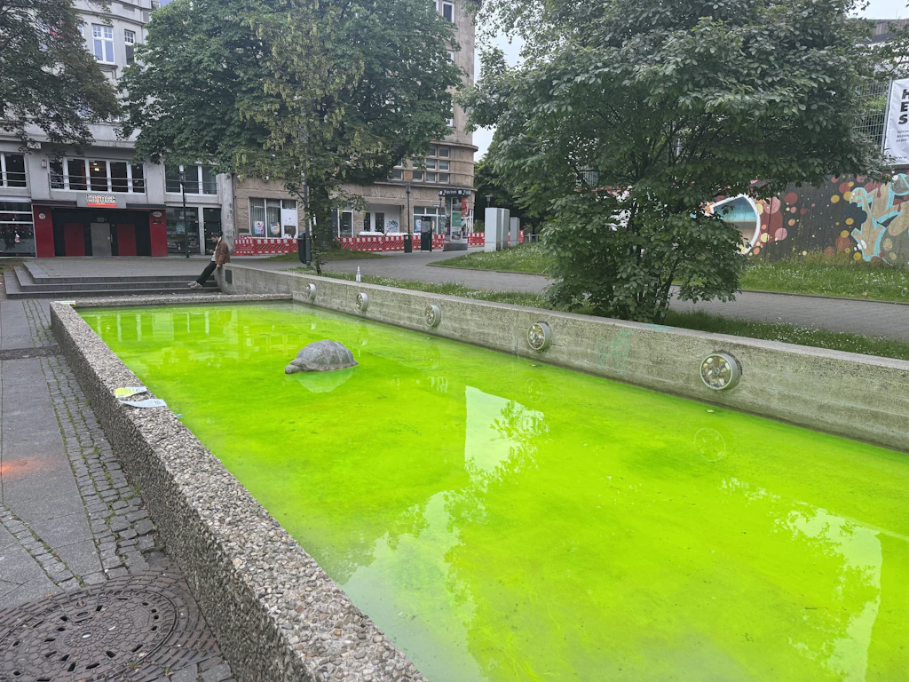 Bundesweite Aktion: Klimaschützer färben Brunnenwasser grün