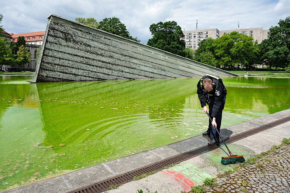 Wie hier im Invalidenpark in Berlin färbten Aktivisten der Gruppierung „Extinction Rebellion“ in n17 deutschen Städten das Wasser öffentlicher Brunnen grün ein.