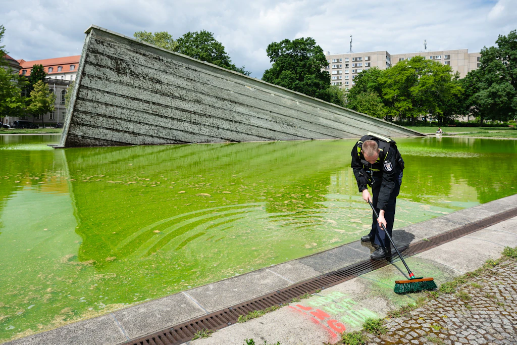 Bundesweite Aktion: Klimaschützer färben Brunnenwasser grün