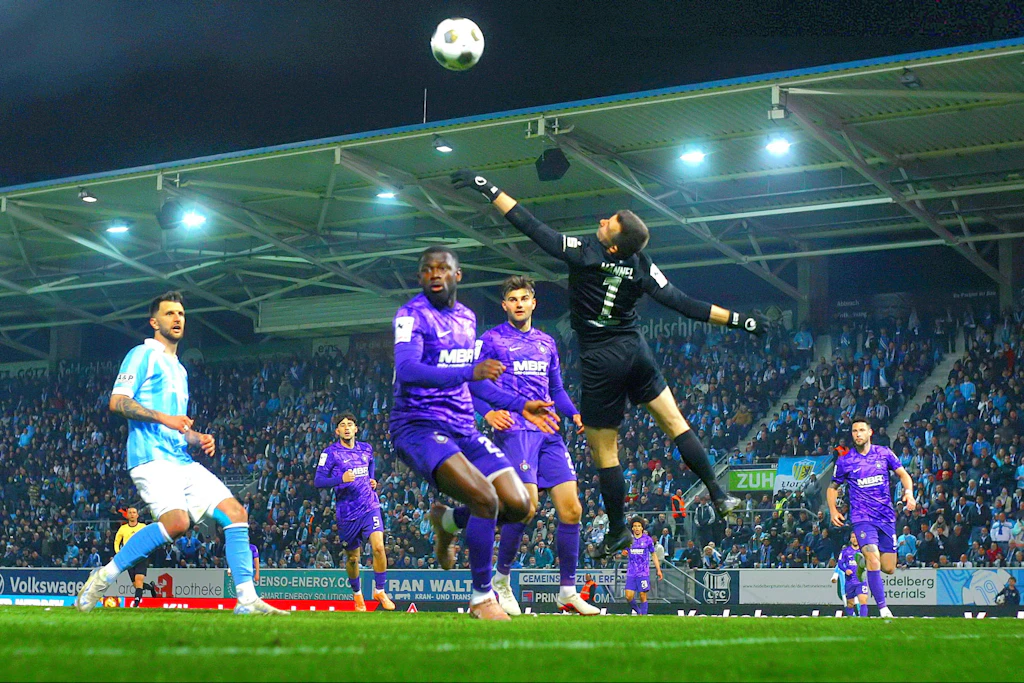 2:0-Halbfinalsieg beim Chemnitzer FC: Erzgebirge Aue (in Lila) ist zum Finale des Sachsenpokals beim FSV Zwickau zu Gast.