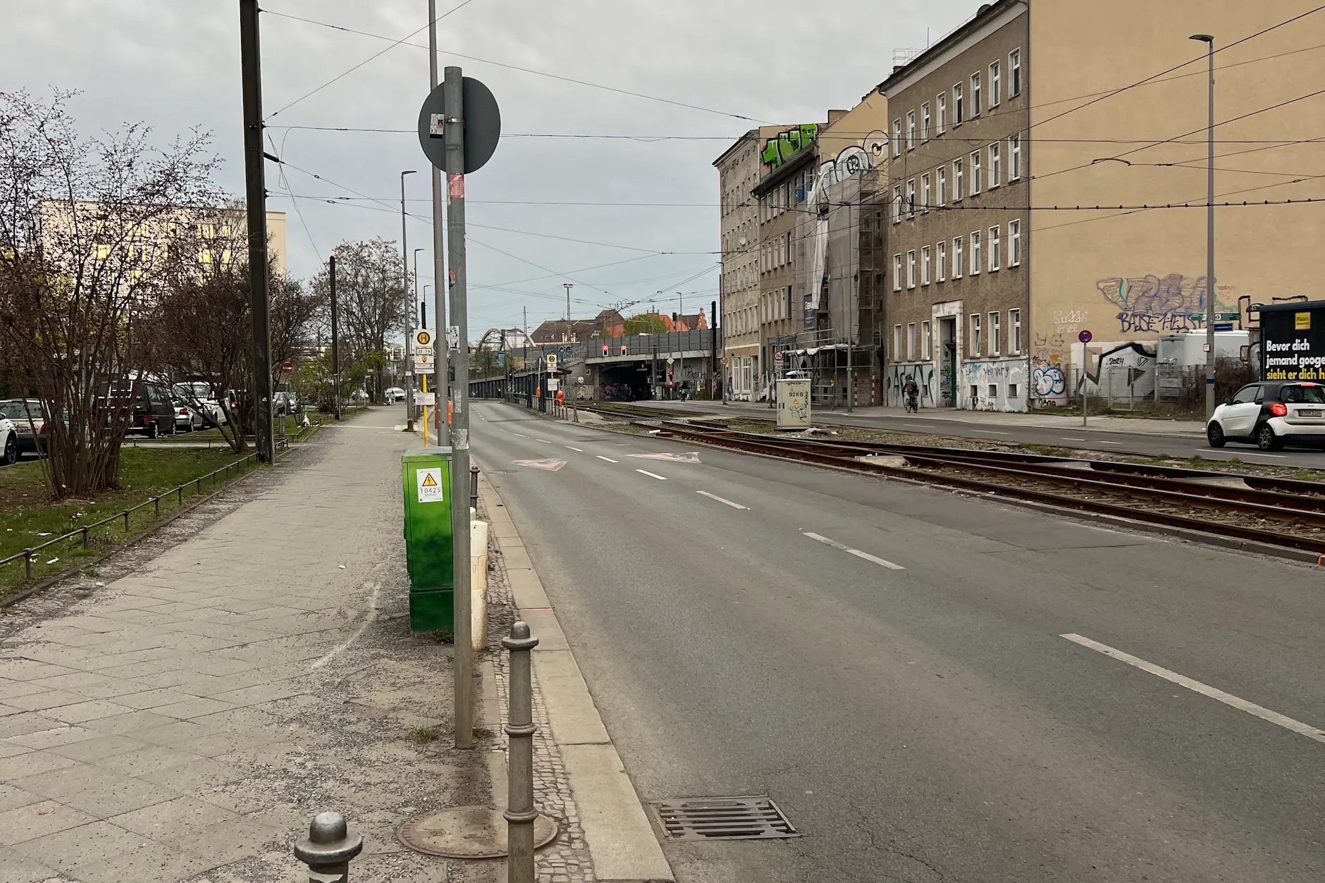 Blick am Wochenende von der Überquerung auf die Ampelanlage an der Hauptstraße/Karlshorster Straße (hinten). Sie ist nur 100 Meter entfernt – doch für Straßenbahnaussteiger Richtung Friedrichshain nicht erreichbar.