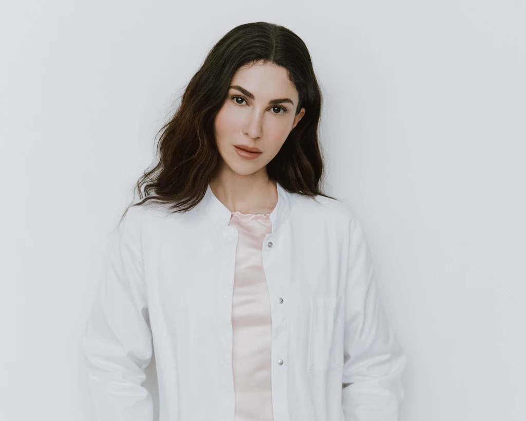 Gen Z und ihre Sonnenschutz-Obsession: Star-Dermatologin Dr. Emi klärt auf