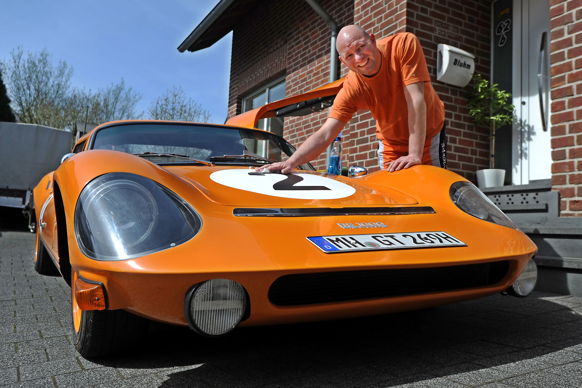 Ein echtes Schmuckstück: Michael Bluhm würde seinen Melkus RS 1000 in knalligem Orange niemals hergeben. Für Fahrten in der Stadt ist das Auto aber eher ungeeignet.
