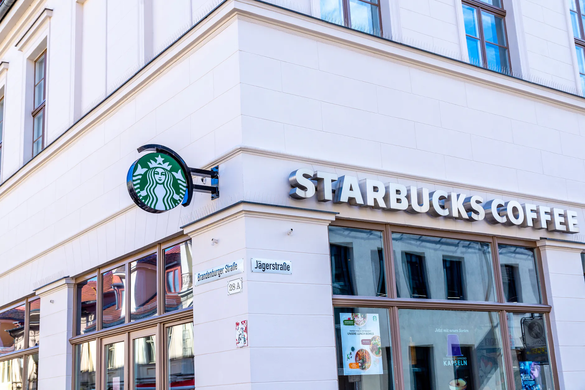 Die Starbucks-Filiale in Potsdam. Die Verbraucherzentrale Brandenburg hat den Betreiber abgemahnt.