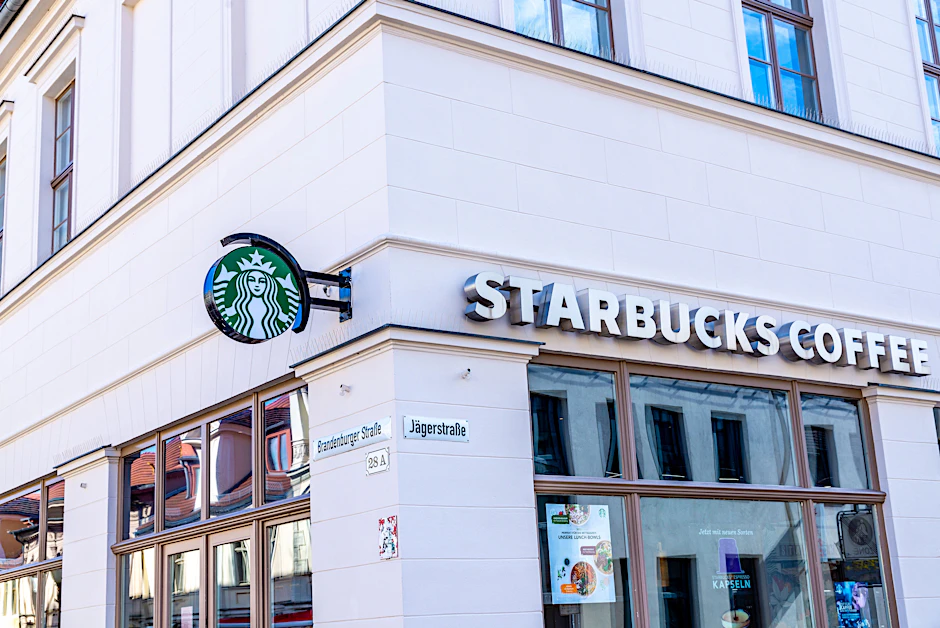 Die Starbucks-Filiale in Potsdam. Die Verbraucherzentrale Brandenburg hat den Betreiber abgemahnt.