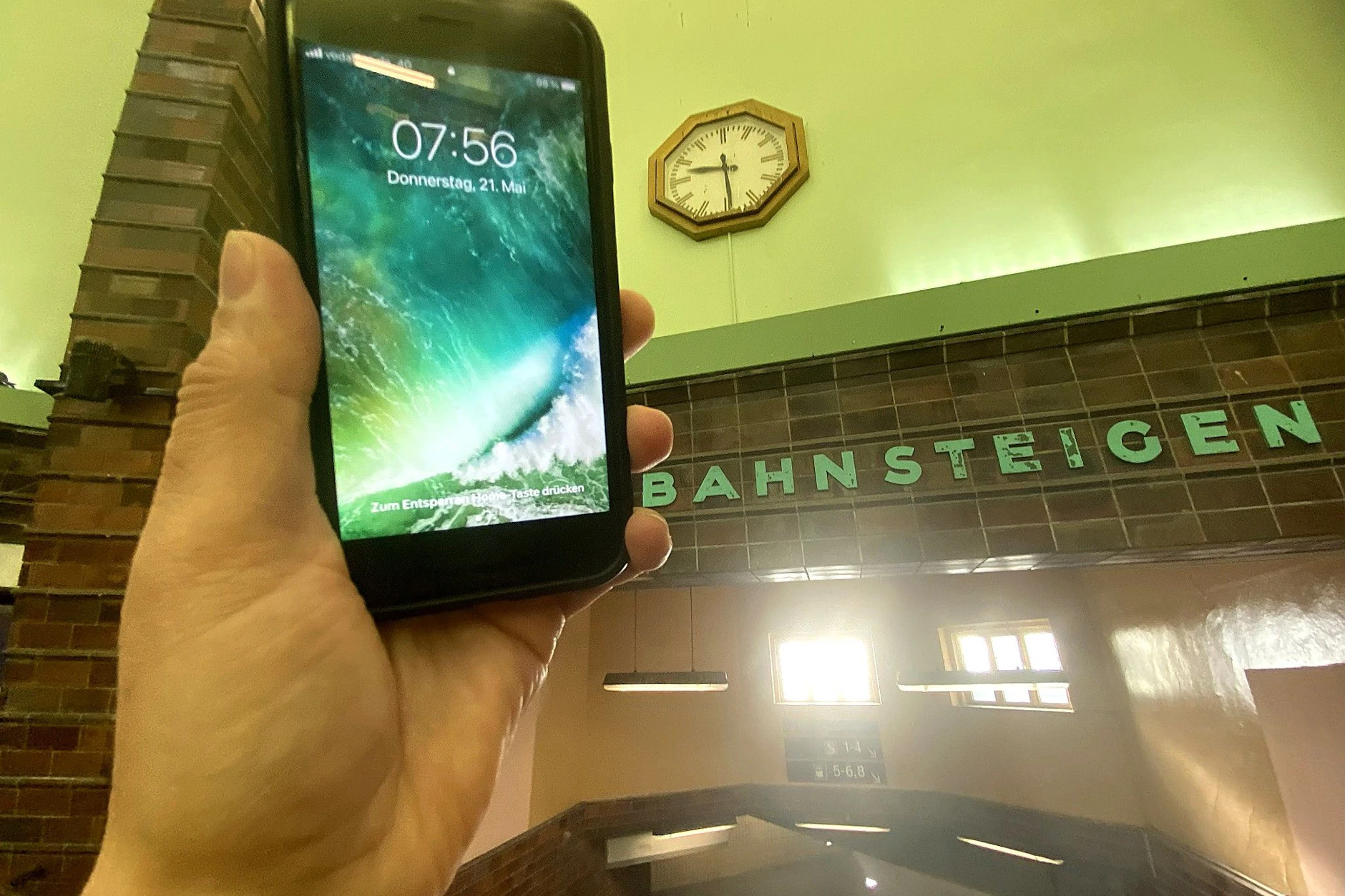 Auch die legendäre Uhr in der Bahnhofsvorhalle in Wannsee funktioniert nicht. Seit Wochen steht sie auf „halb zehn“. Am Tag der Aufnahme ist es in Wahrheit kurz vor 8 Uhr.