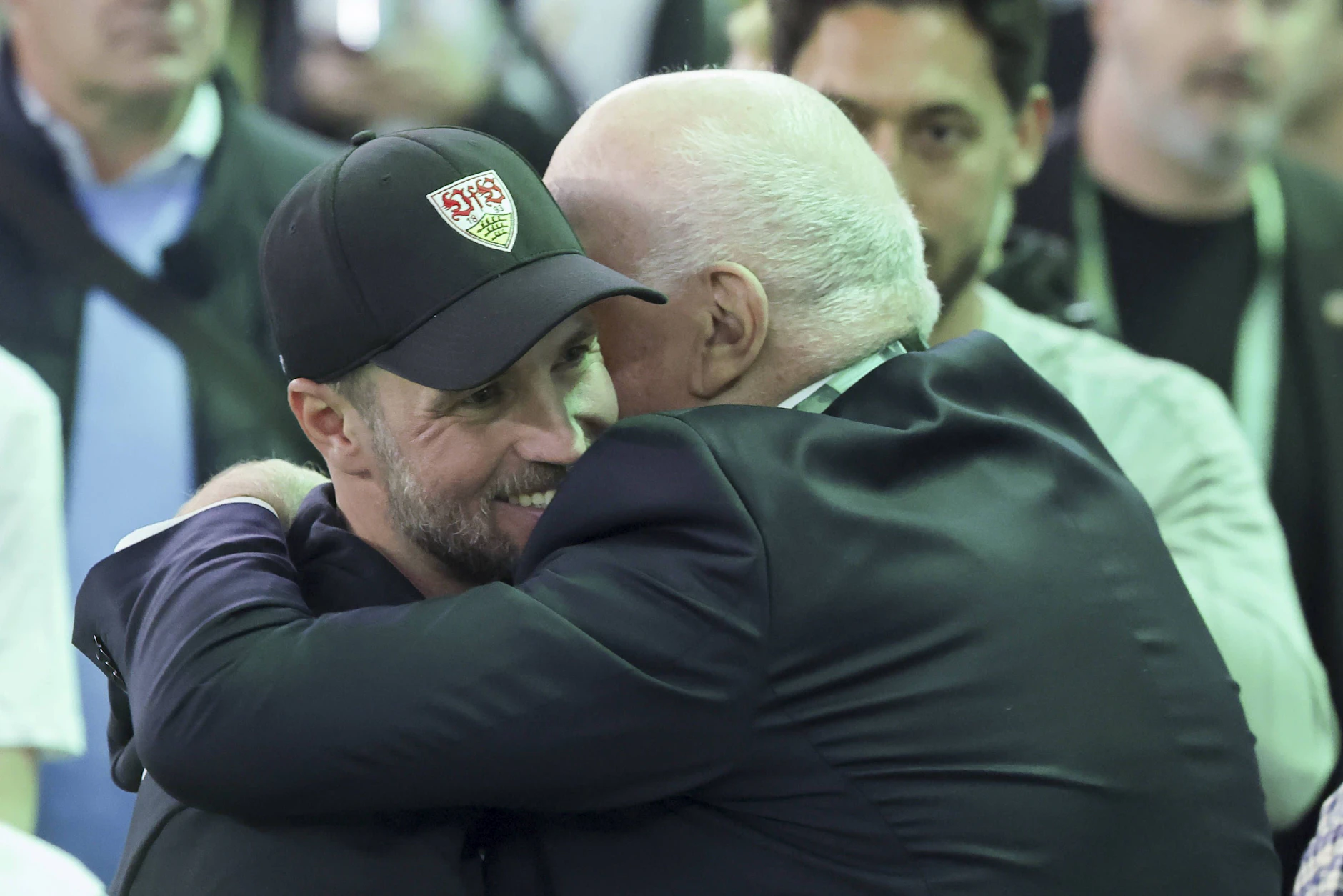 Wenn der Vater mit dem Sohne den Pokaltitel feiert. Vergangene Saison konnte Dieter Hoeneß seinem Filius Sebastian zum Pokalsieg nach einem 4:2 gegen Bielefeld gratulieren. Sonnabend wieder?