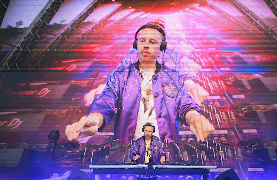 Der Dresdner DJ Purple Disco Machine legt erstmals im Zwinger auf.