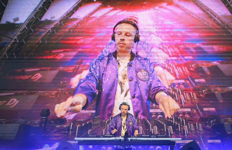 Purple Disco Machine bringt den Dresdner Zwinger zum Tanzen