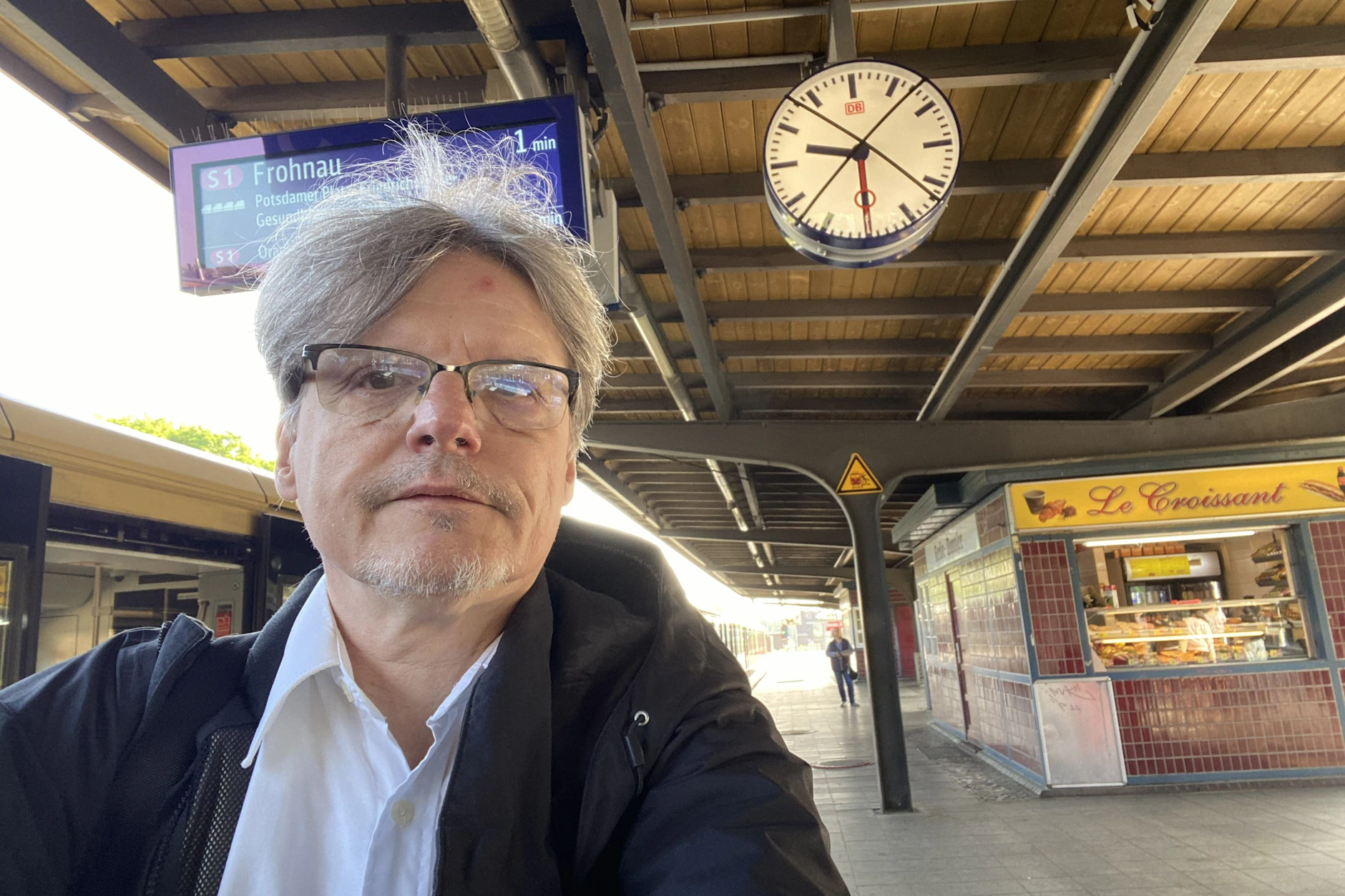 Halb zehn in Deutschland - seit Wochen: KURIER-Reporter Norbert Koch-Klaucke steht vor einer der Pannen-Uhren am Bahnhof Wannsee.