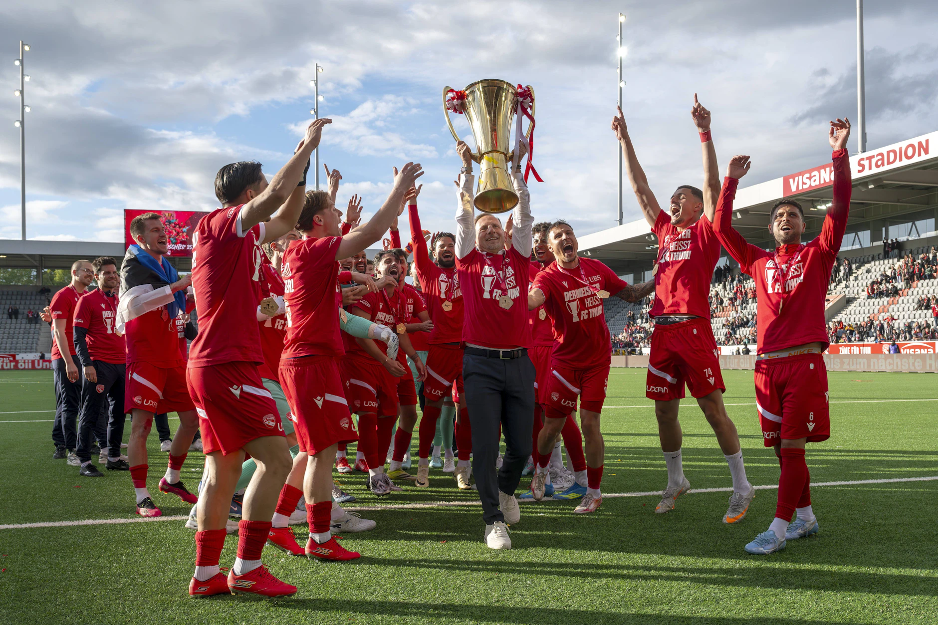 Der Meistermacher: Mauro Lustrinelli reckt die Trophäe in die Höhe.