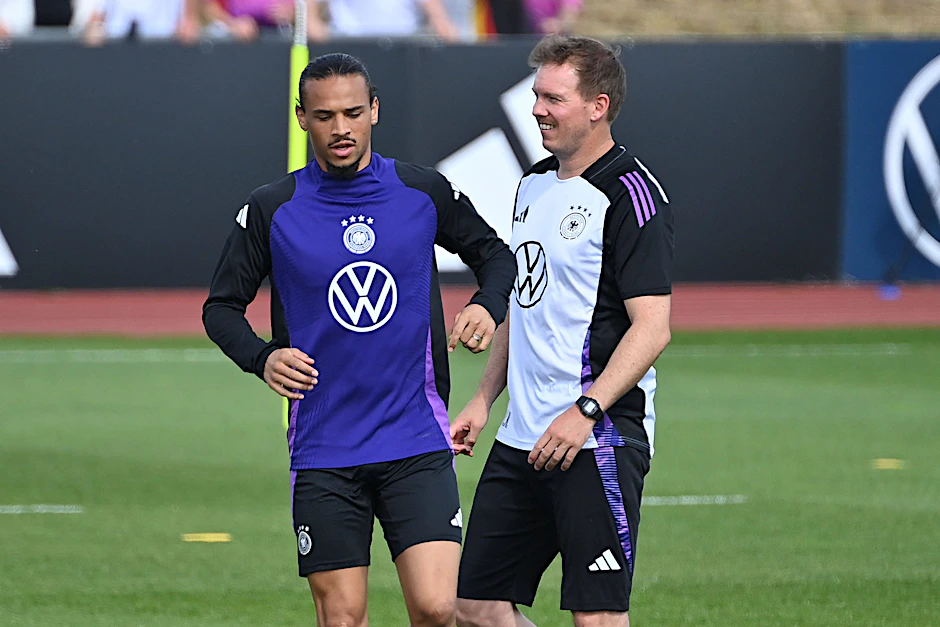 Bundestrainer Julian Nagelsmann im DFB-Training mit Leroy Sané