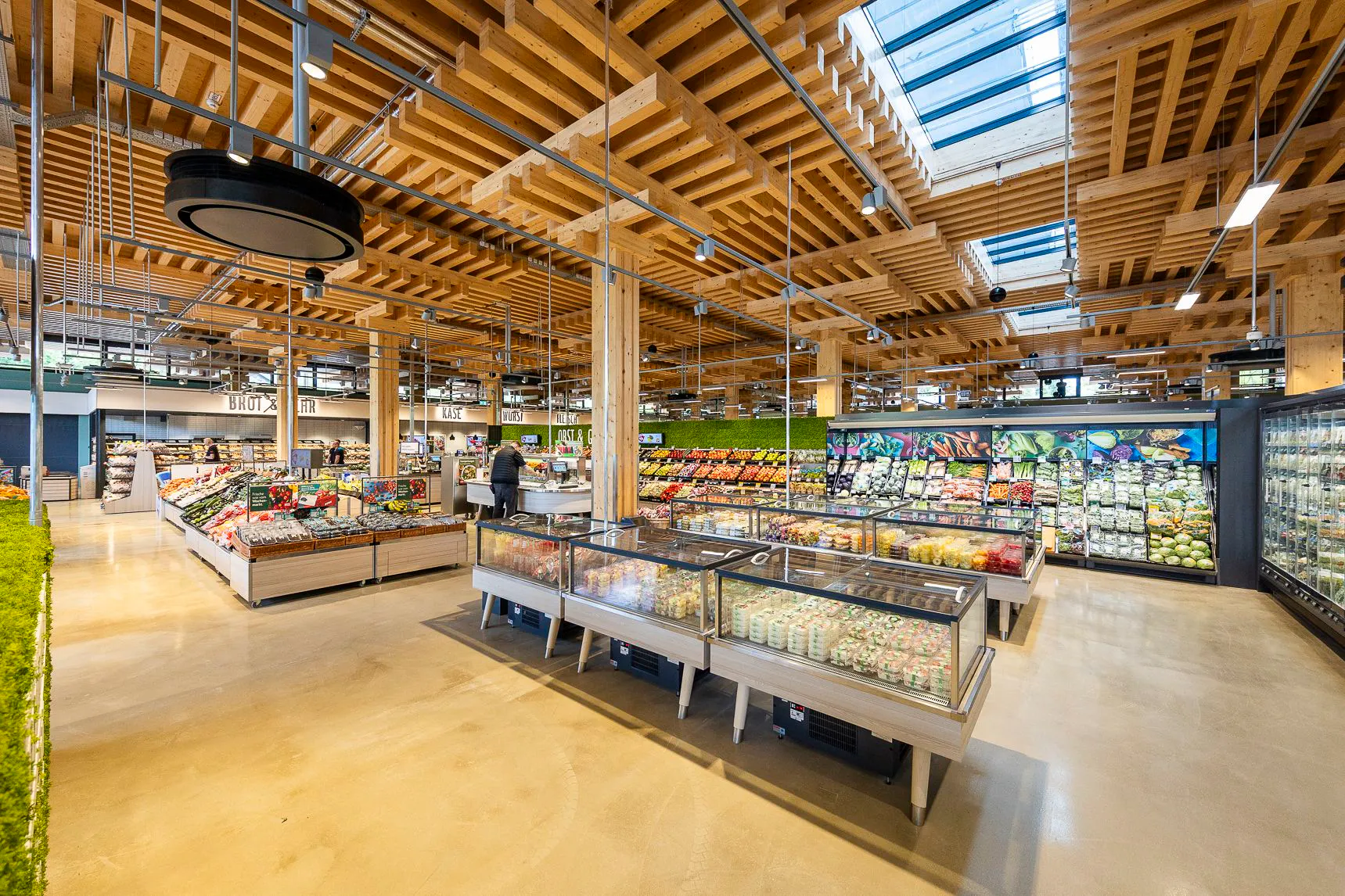 Viel Holz und viel Platz gibt es in diesem Supermarkt der Zukunft