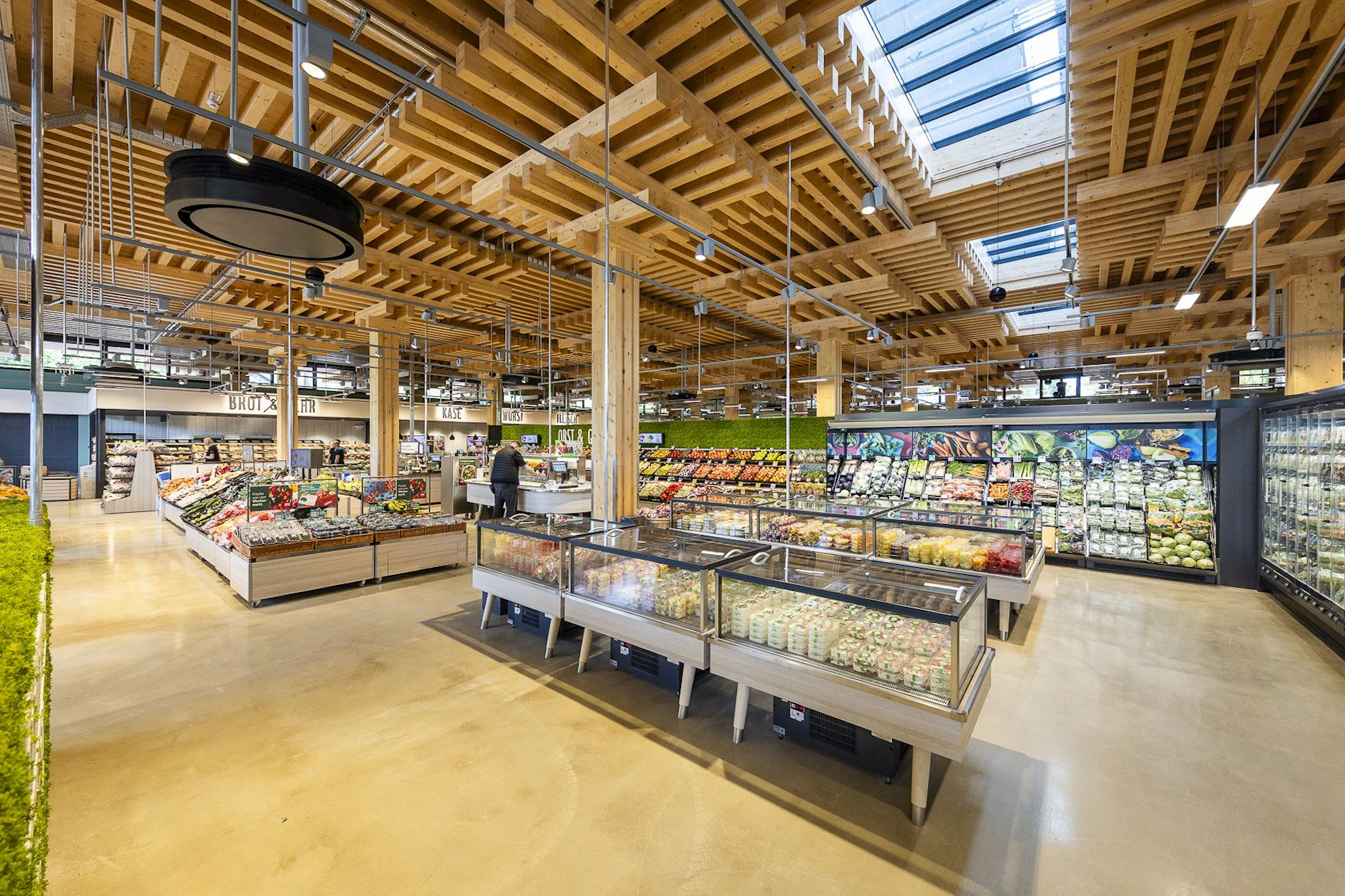 Viel Holz und viel Platz gibt es in diesem Supermarkt der Zukunft