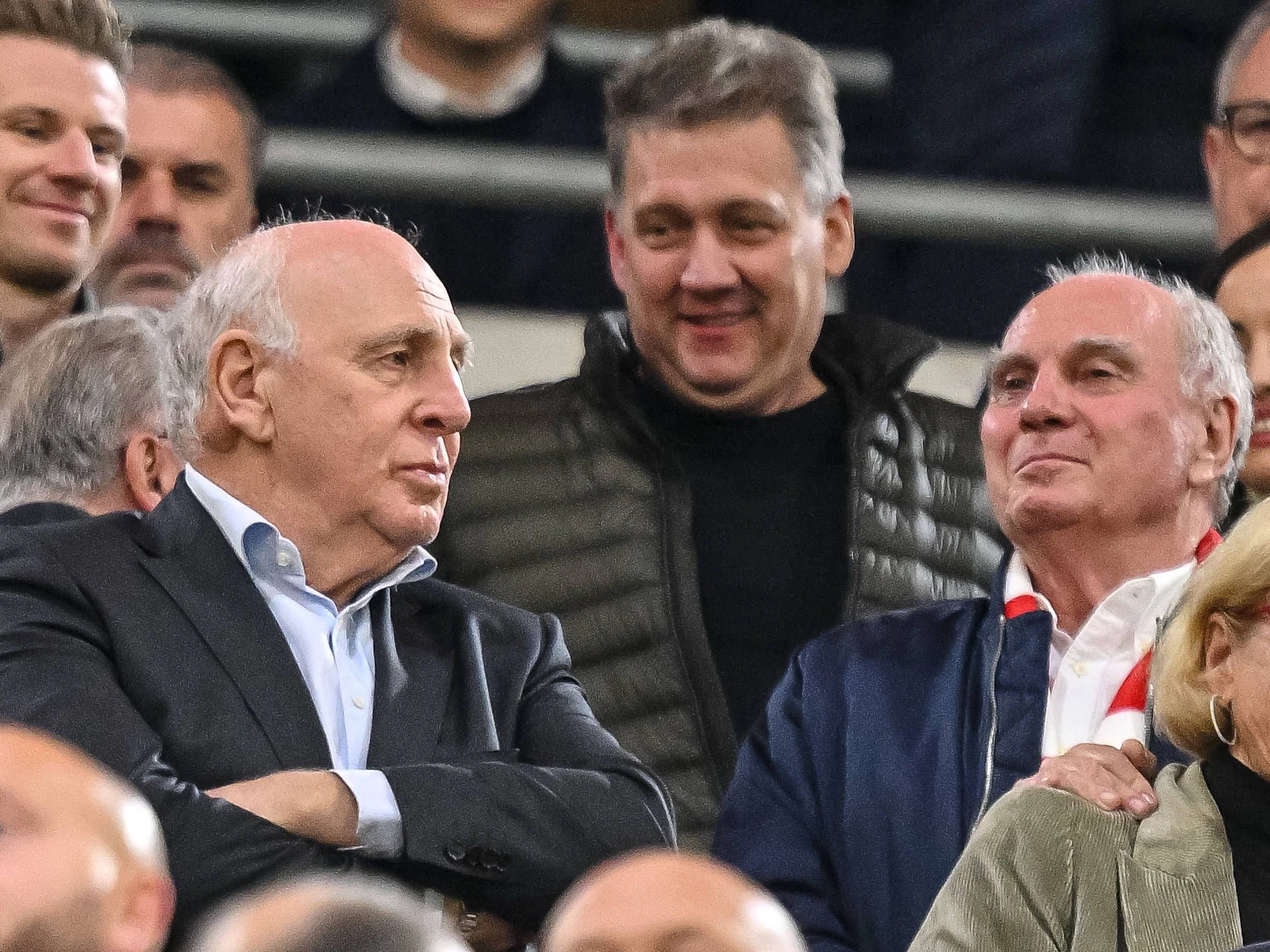 Dieter and Uli Hoeneß auf der Ehrentribüne des FC Bayern München.