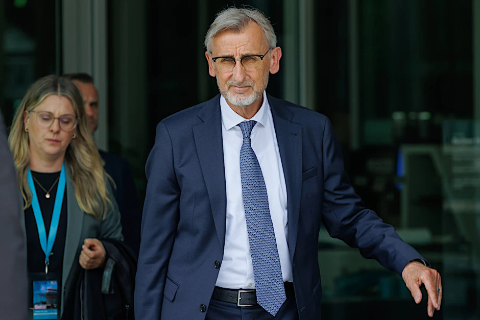 Sachsens Innenminister Armin Schuster findet, der Verfassungsschutz müsse künftig „angesichts der vielfältigen Bedrohungslagen flexibler werden“. Daher soll er nun dem Innenministerium untergeordnet werden.