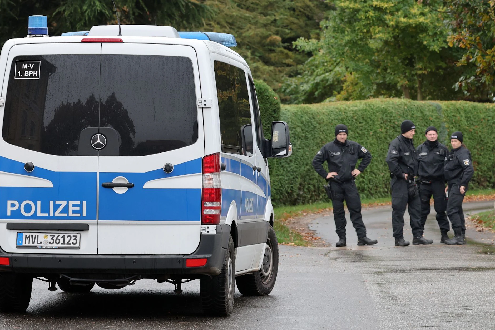 Tagelang suchte die Polizei rund um Güstrow nach dem kleinen Fabian. Am 14. Oktober 2025 wurde dann seine Leiche an einem Tümpel entdeckt.