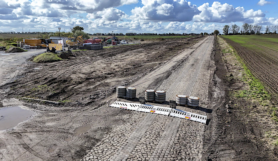 Baufahrzeuge stehen an einer im Bau befindlichen Zufahrtsstraße zum High Tech Park am Gelände der geplanten Intel Chipfabrik (Aufnahme vom 29.09.2024.). Nun wird wohl das Land Sachsen-Anhalt das Areal zurückkaufen.