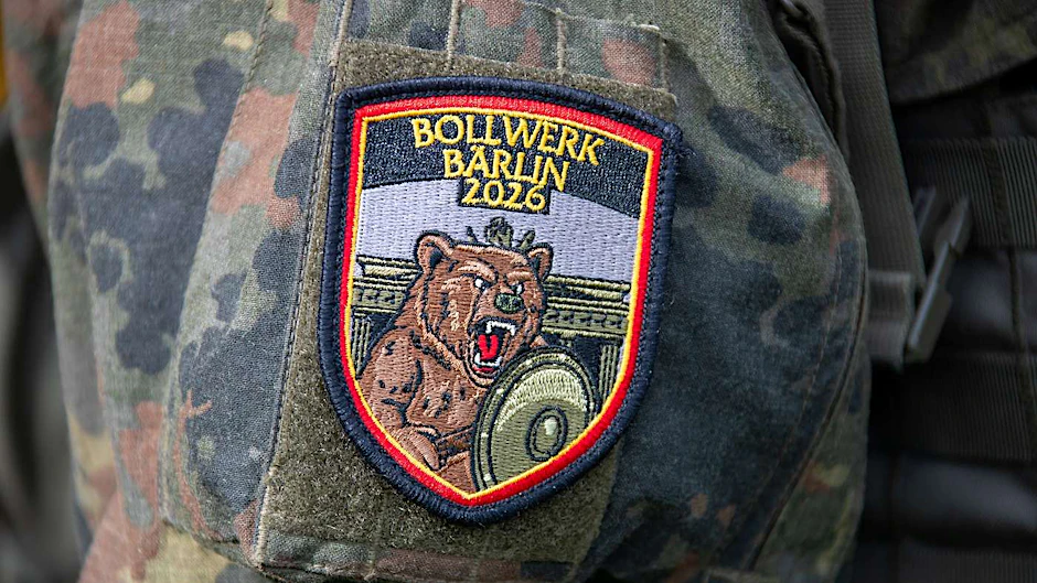 Der Bär vor dem Brandenburger Tor unterstreicht den infanteristischen Auftrag des Wachbataillons: in der Hauptstadt wichtige Infrastruktur verteidigen, Schutzbefohlene evakuieren und dadurch im Ernstfall die Regierungsfähigkeit sicherstellen.