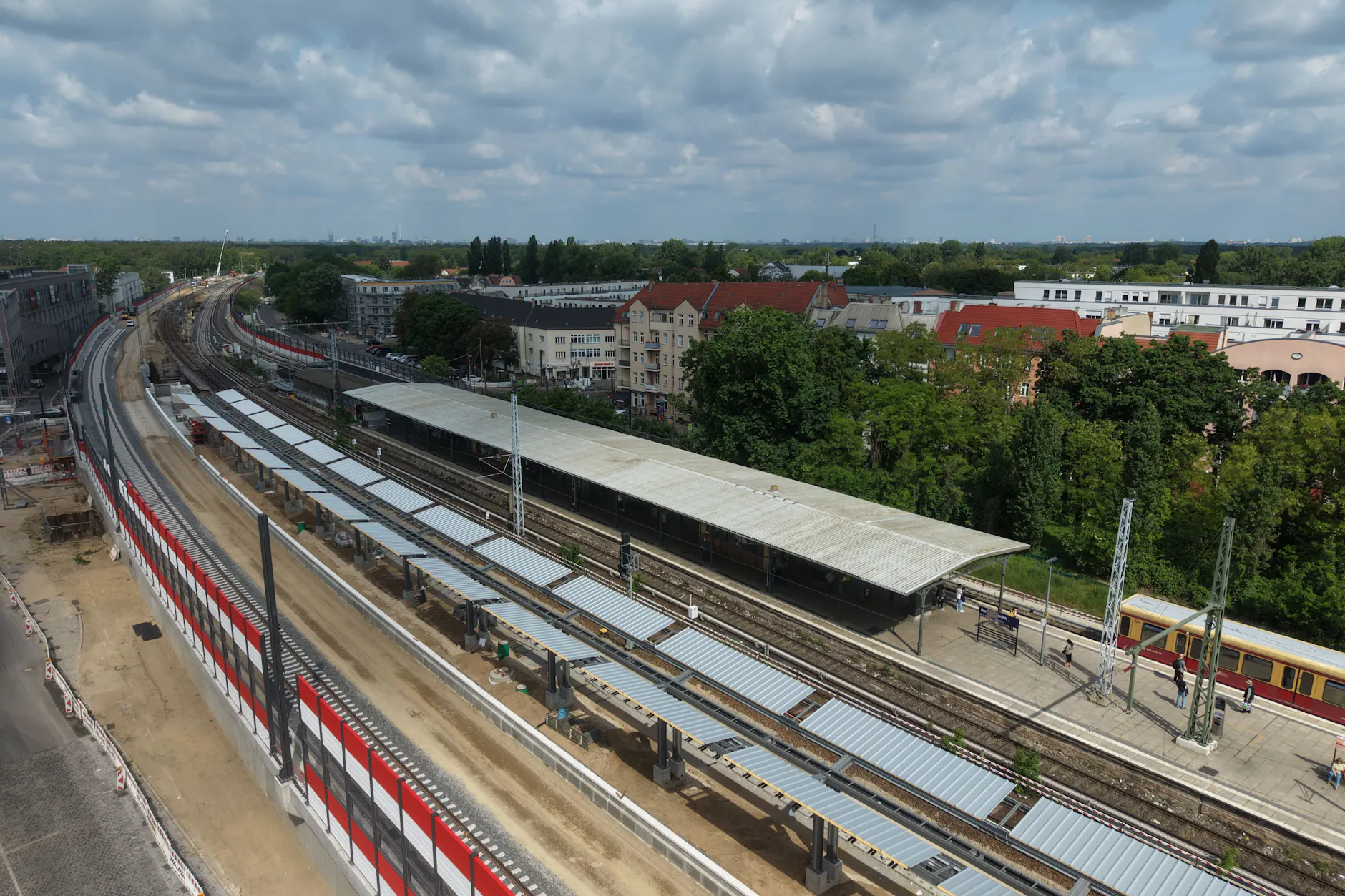 Am S-Bahnhof Köpenick entsteht ein rund 220 Meter langer Bahnsteig (links) für den Regionalverkehr neben den bisherigen S-Bahnsteigen (rechts). Geplant sind insgesamt drei Zugänge.
