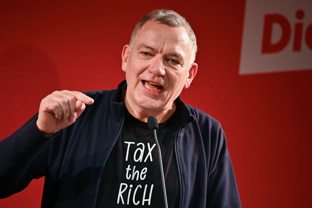 Linke-Chef Jan van Aken fordert angesichts sinkender Sozialwohnungsbestände einen bundesweiten Mietendeckel.