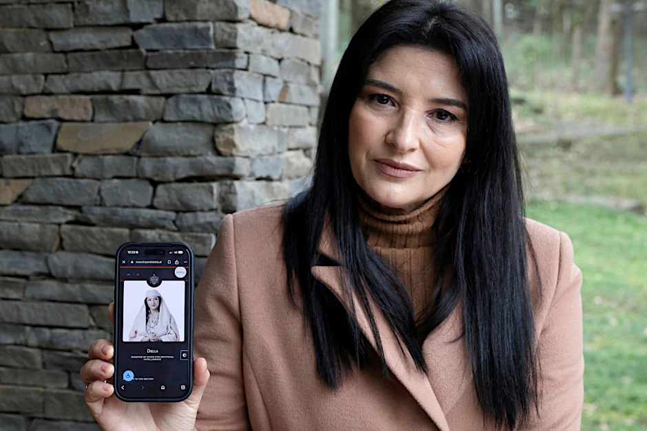 Schauspielerin Anila Bisha mit einem Bild des KI-generierten Chatbots namens „Diella“