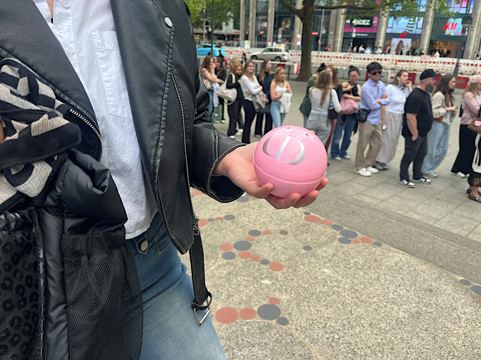 Maja hat es geschafft: Nach zweieinhalb Stunden hält sie die pinke Überraschung in den Händen.