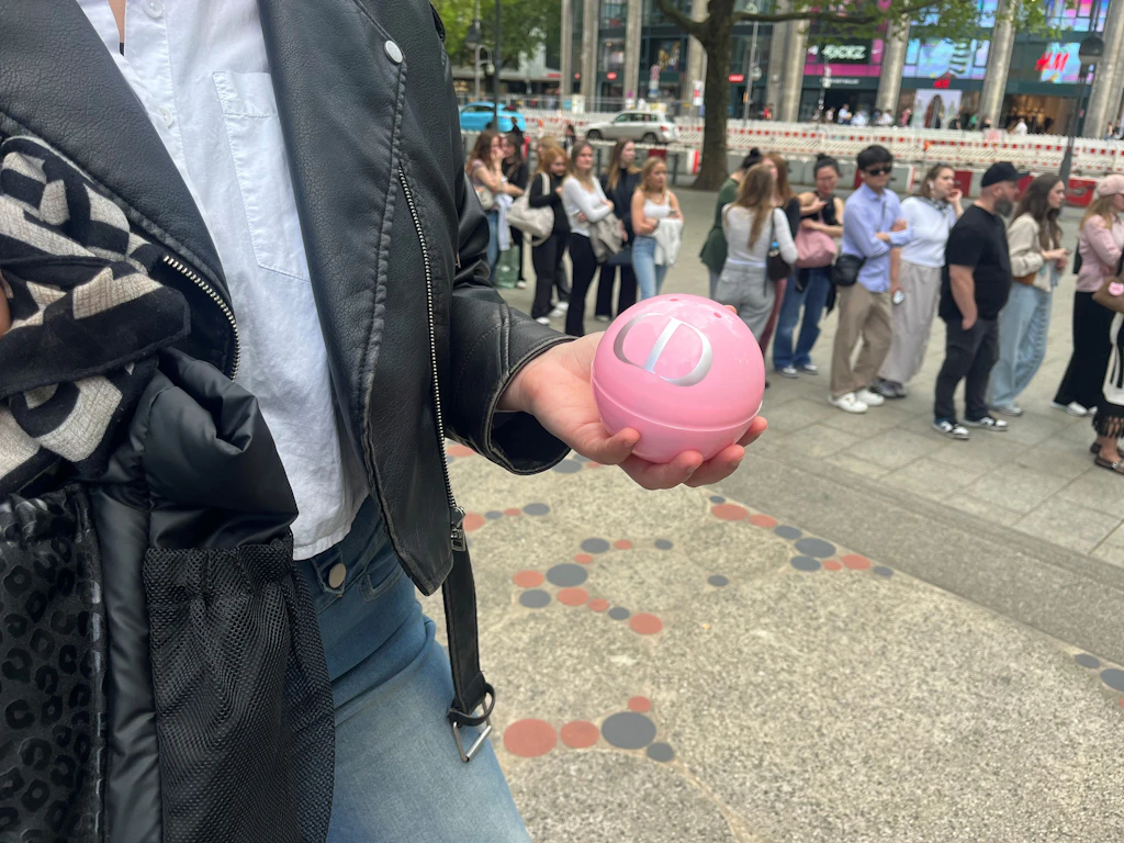 2,5 Stunden Schlange stehen für ein Bonbon? Der irre Dior-Hype auf dem Ku'damm