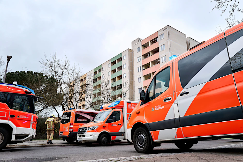 Einsatzfahrzeuge der Berliner Feuerwehr vor einem Seniorenheim in Spandau