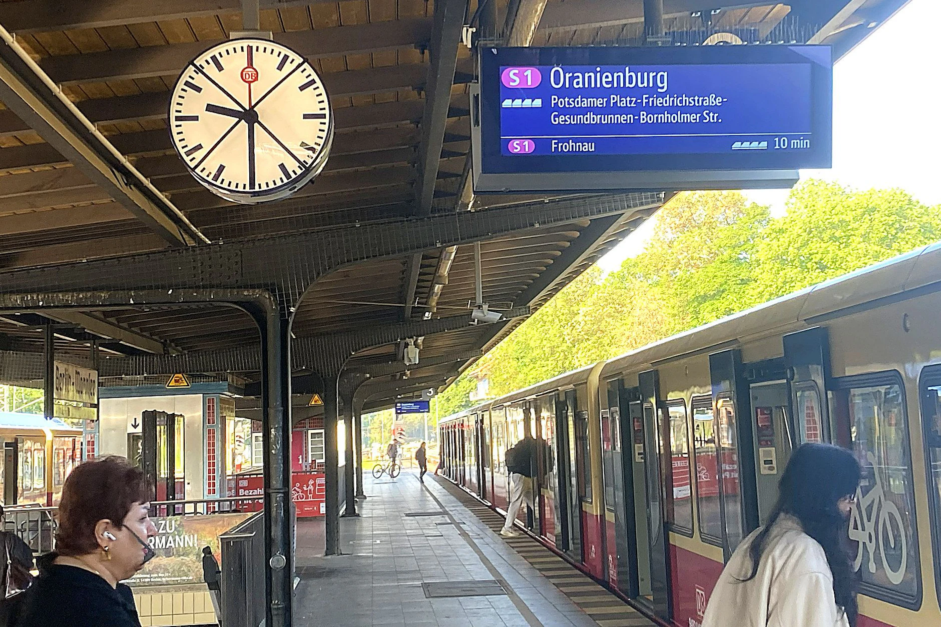 Wenn die Zeitmesser bei der S-Bahn streiken: Seit Wochen stehen die Bahnhofsuhren wie diese in Wannsee auf „halb zehn“. Das Ziffernblatt wurde mit Band durchgekreuzt.
