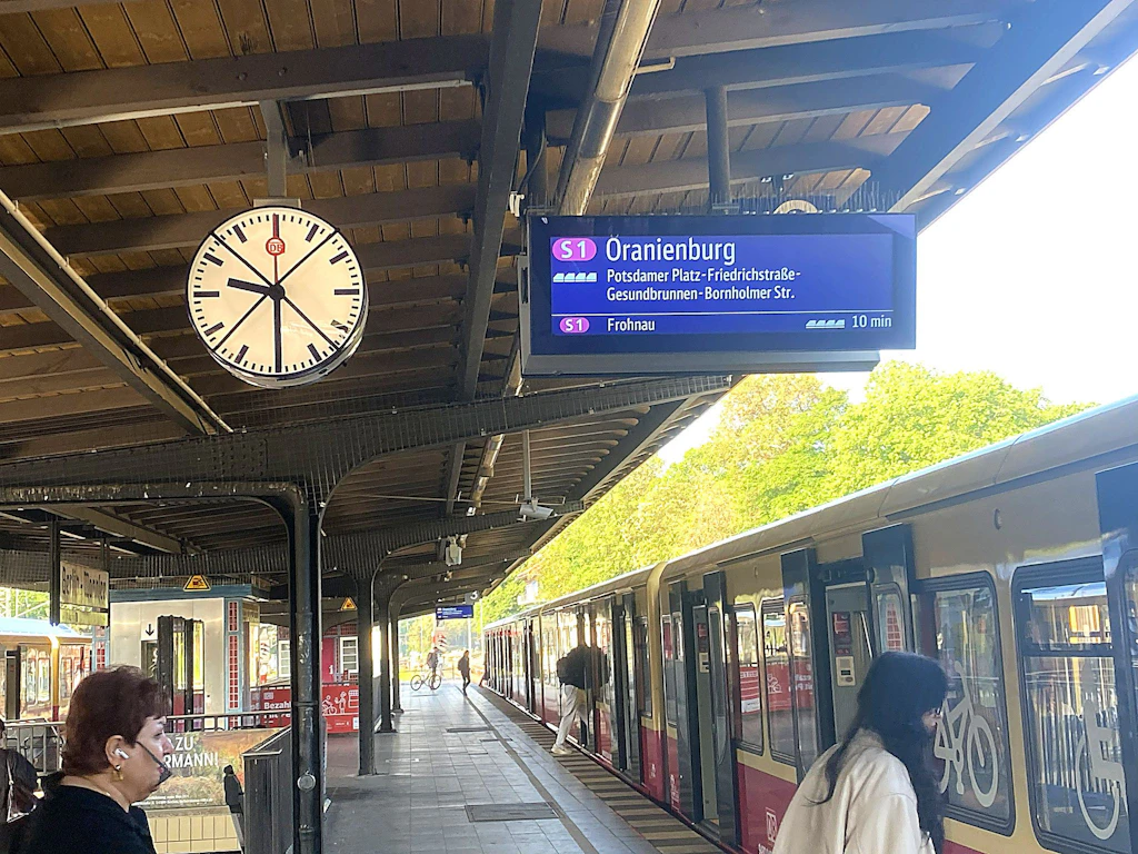 „Halb zehn in Deutschland“ seit Wochen! In Wannsee streiken die S-Bahn-Uhren