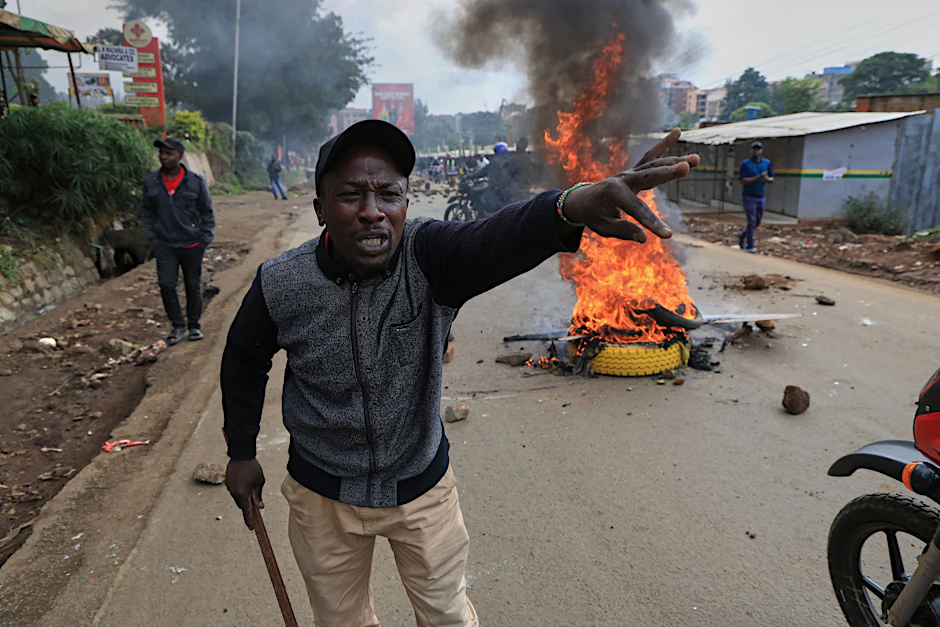 Ein Demonstrant in Nairobi gestikuliert während des Streiks im öffentlichen Nahverkehr wegen der Kraftstoffpreise.