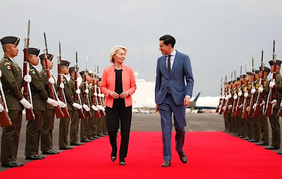 EU-Kommissionspräsidentin Ursula von der Leyen wird bei ihrer Ankunft in Mexiko-Stadt von Außenminister Roberto Velasco Álvarez begrüßt.