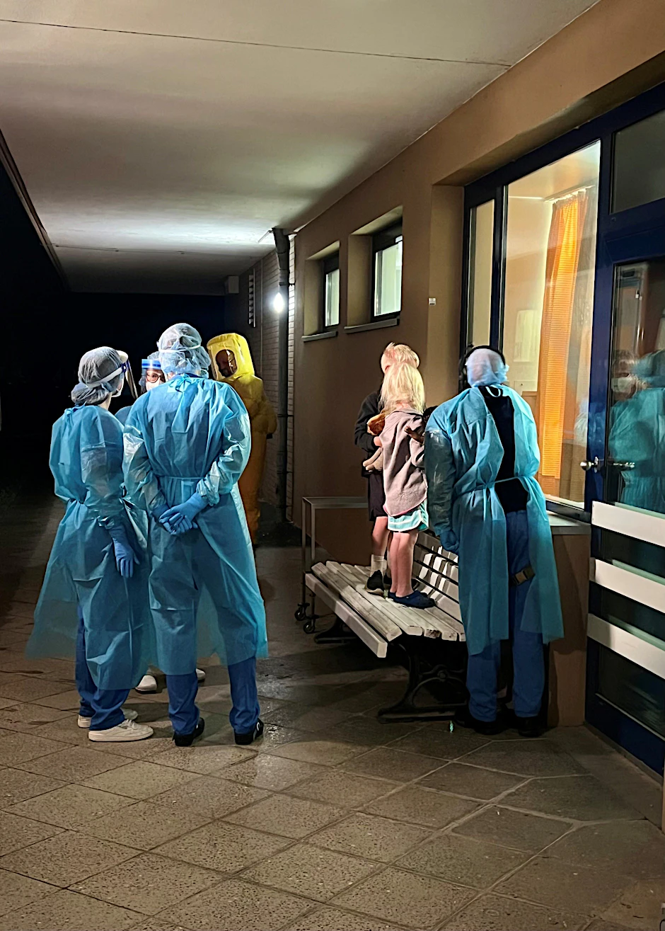 Zwei Kinder des amerikanischen Ebola-Patienten schauen durch ein Fenster zu ihrem Vater in die Sonderisolierstation der Berliner Charité.