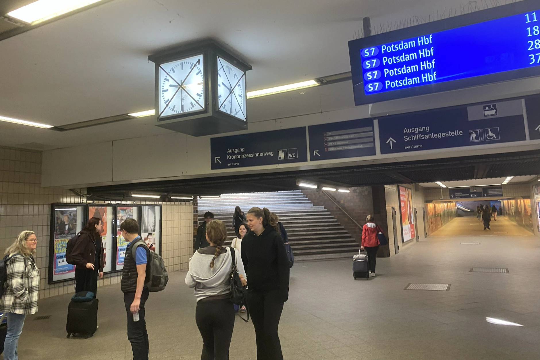 Auch die Uhren zu den Bahnsteigen im Bahnhof Wannsee stehen seit Wochen still.
