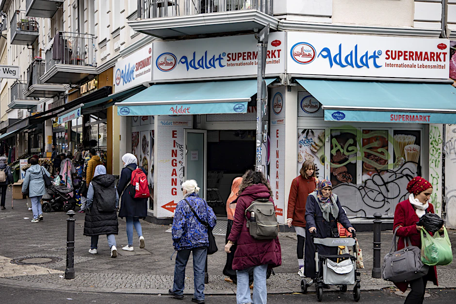 Menschen laufen vor einem Arabischen Supermarkt auf der Karl-Marx-Strasse in Berlin Neukoelln am 10. Oktober 2023.