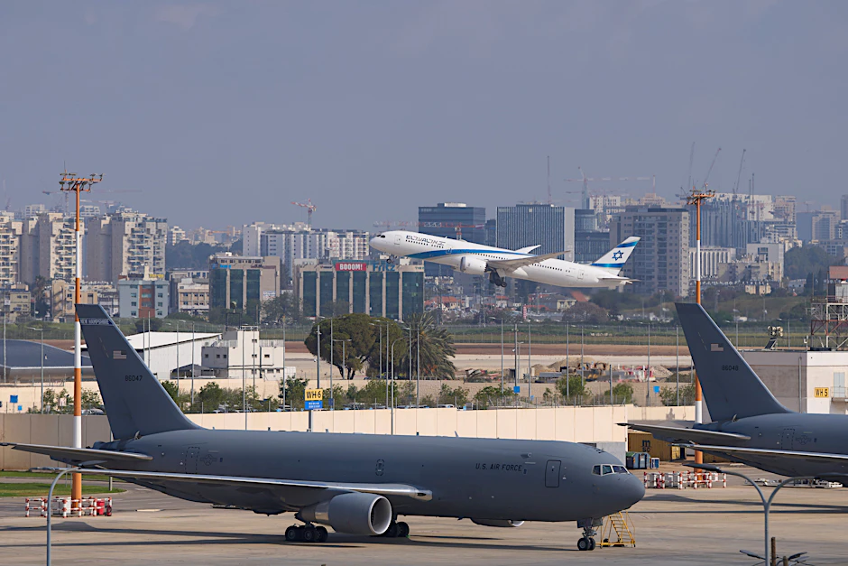 Ein israelisches El-Al-Flugzeug startet am internationalen Flughafen Ben Gurion in der Nähe von Tel Aviv. Im Vordergrund US-Militärflugzeuge.  