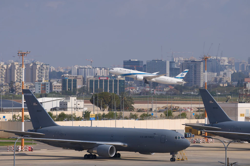 Berichte: USA stationieren Dutzende Militärflugzeuge auf Israels Flughafen Ben Gurion