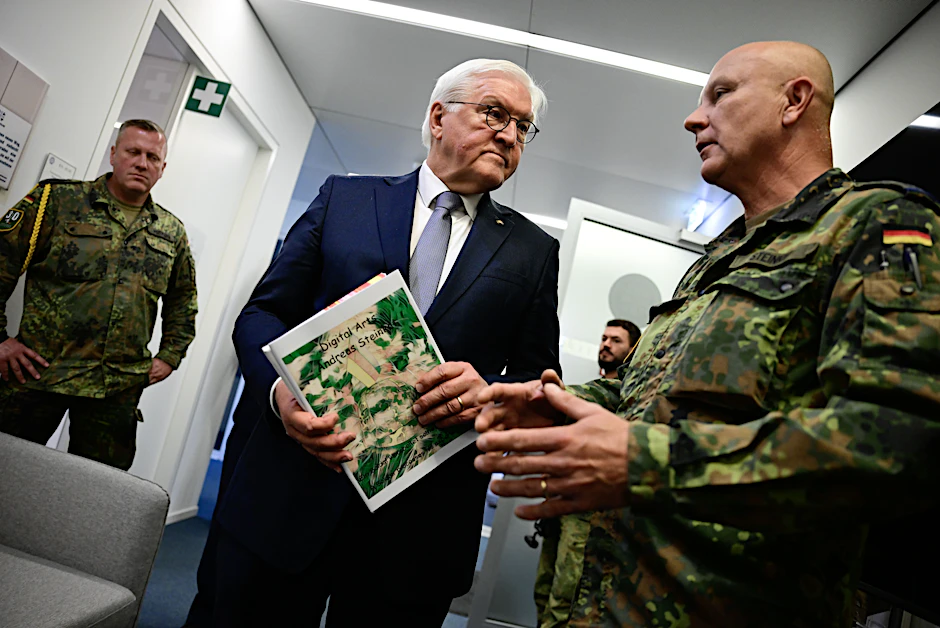 Steinmeier bei einem Besuch des Veteranenamts der Bundeswehr anlässlich des ersten Nationalen Veteranentags 2025