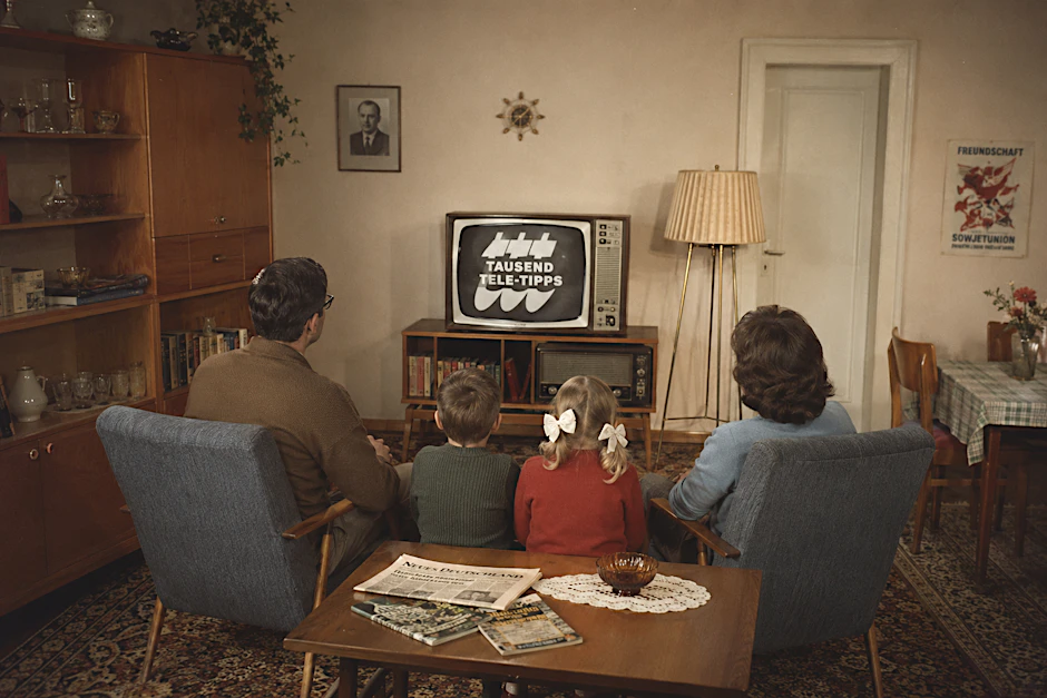Fast täglich lief die Werbesendung „Tausend Tele-Tipps“ im DDR-Fernsehen, immer vor dem Sandmännchen. Deshalb guckten auch die Kinder zu. So sieht eine KI die Situation im Rückblick.