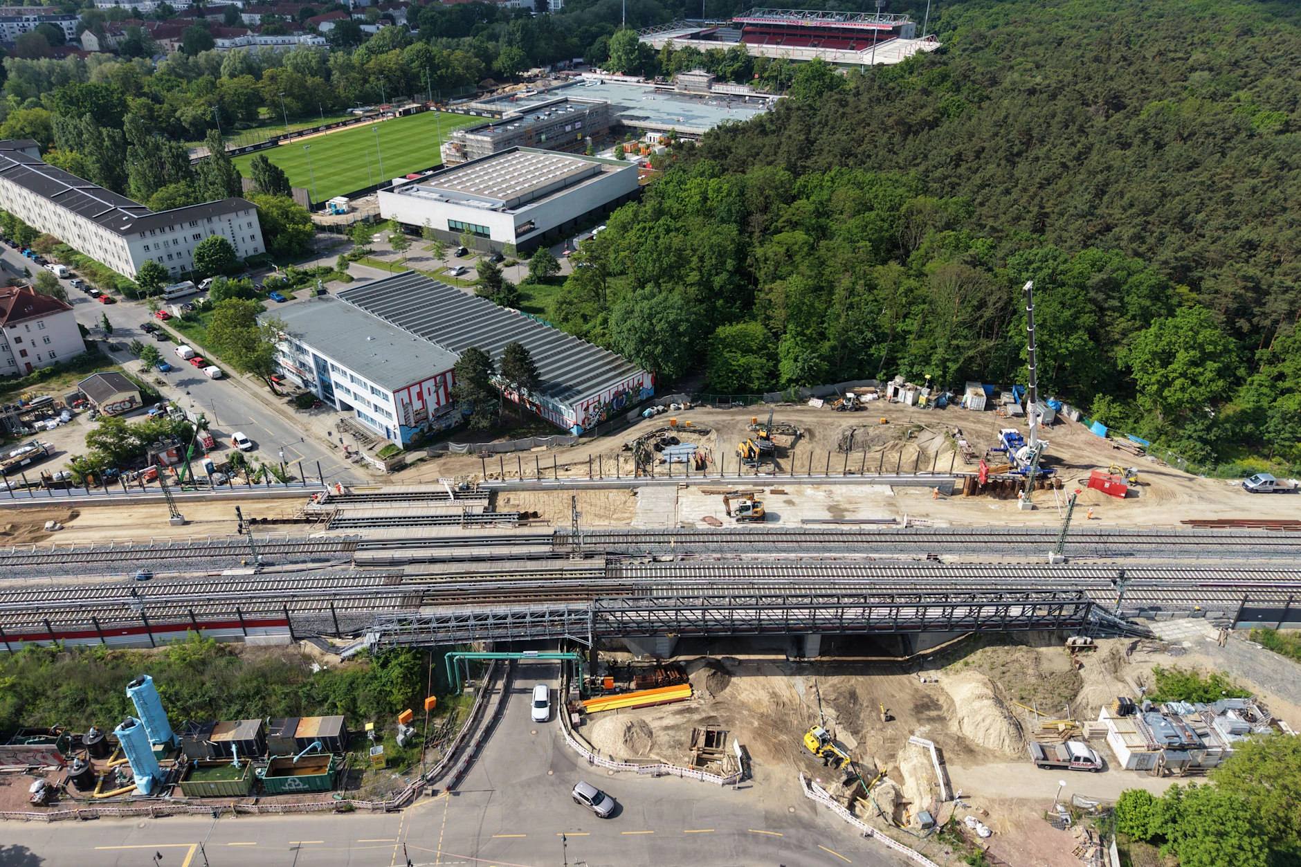 Die Mega-Baustelle an der Hämmerlingstraße (Mitte): Rechts davon sind die beiden Tunnel-Unterführungen zu sehen, im Hintergrund die Anlage des 1. FC Union mit dem Stadion Alte Försterei.  